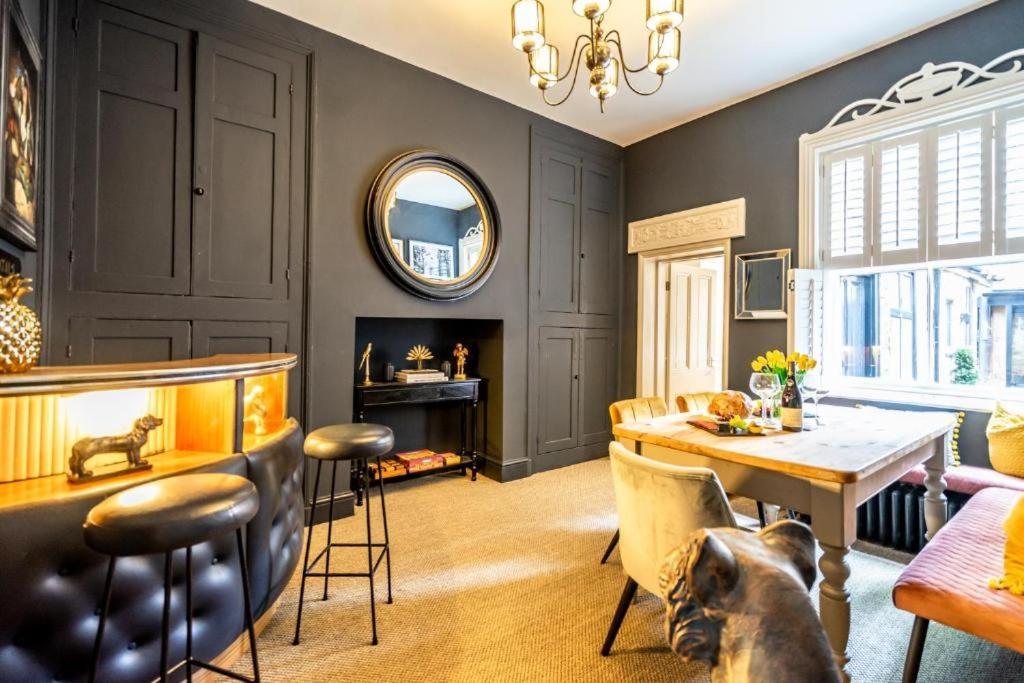 42 Is The Answer- Stunning Townhouse Appearing On Tv Show Casa vacanze